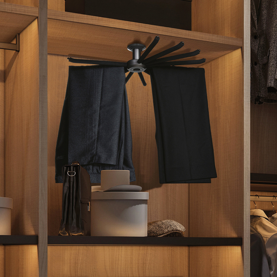 Фото Duslar Поворотная круговая брючница EMILY, ширина 690 мм, бронза/черный