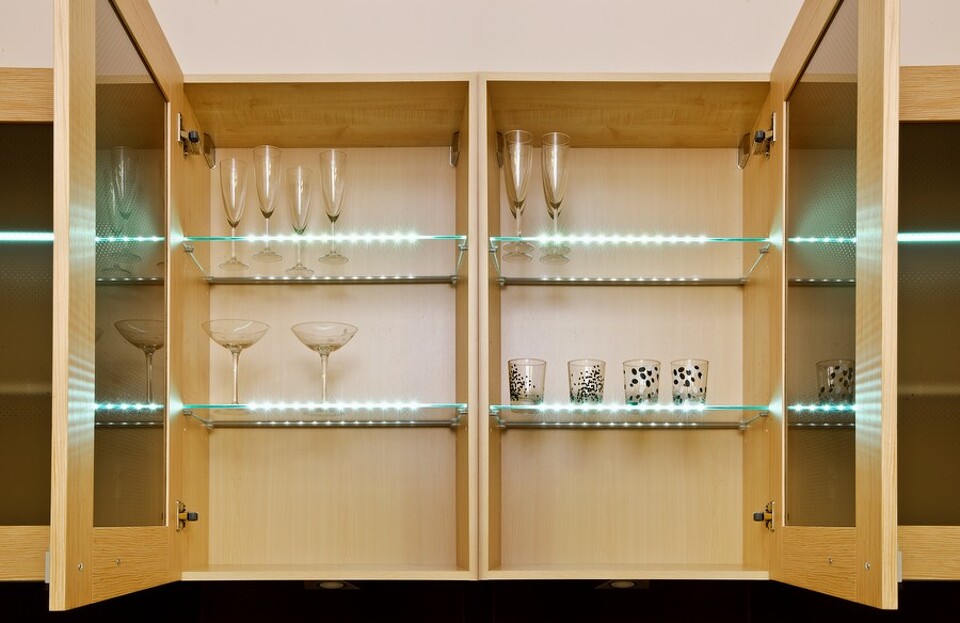 Фото Furnika Светодиодный светильник ZETA GLASLINE для стеклянных полок, длина 259 мм, холодный, прозрачный