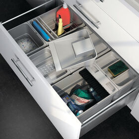 Картинка NinkaPlast Система сортировки ASSISTENT с разделителем, щеткой, совком 52,5 л, фасад 900 мм, серый